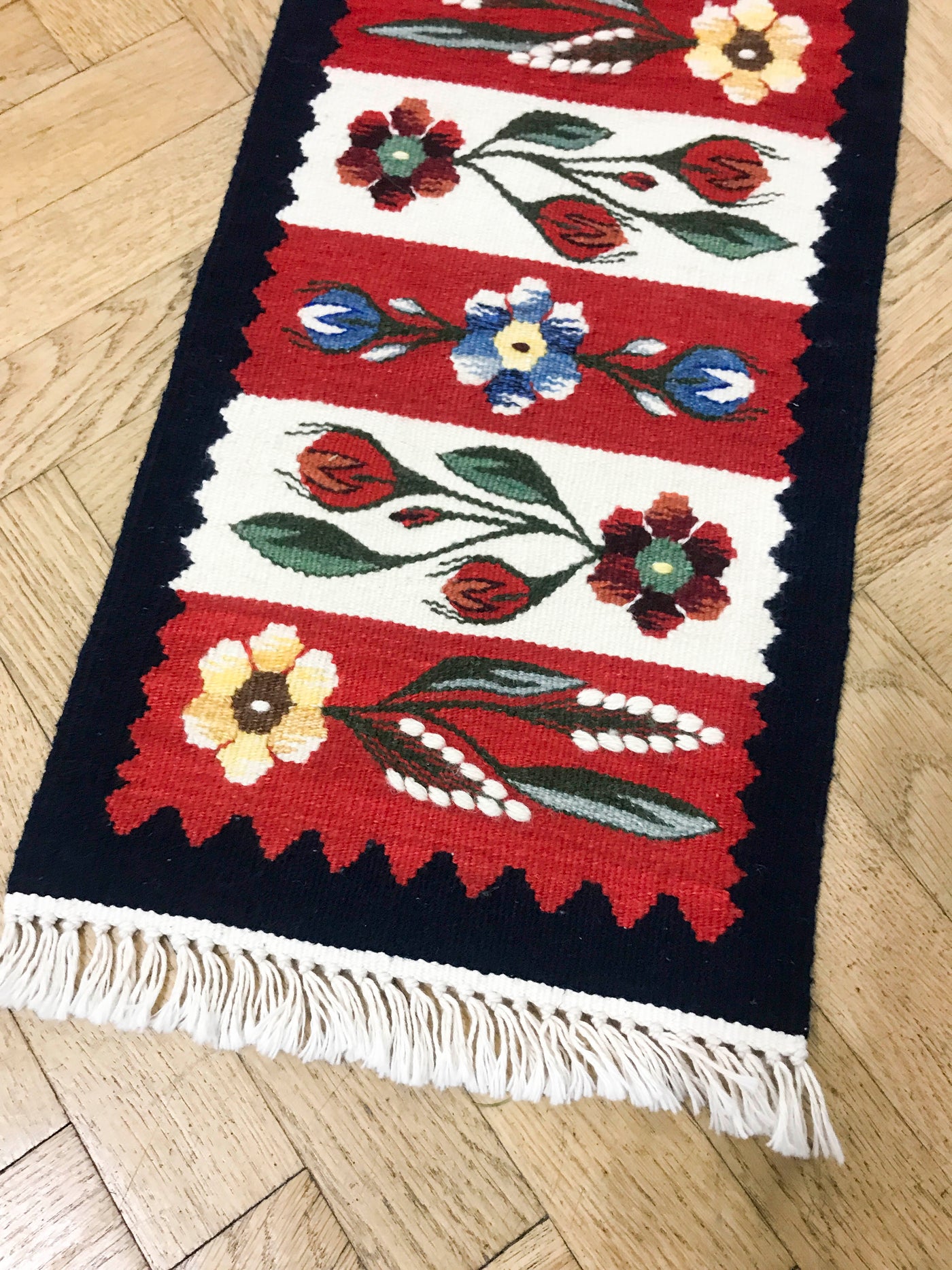 Carpetă Tradițională din Tismana Țesută Manual - Motiv Benzi cu Flori Oltenești
