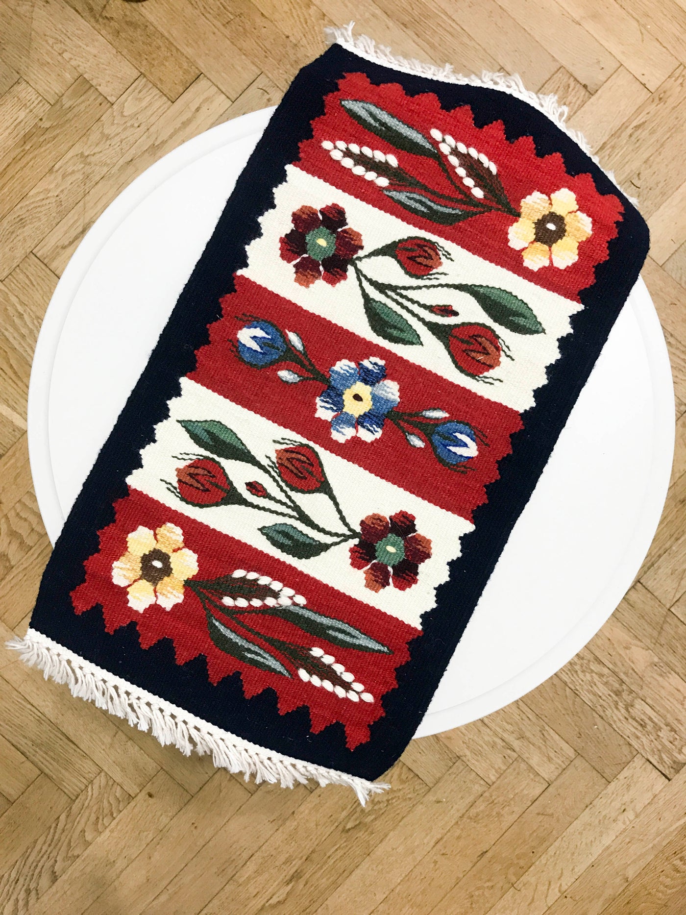 Carpetă Tradițională din Tismana Țesută Manual - Motiv Benzi cu Flori Oltenești