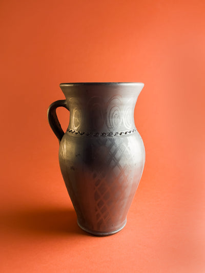 bocala-ceramica-neagra-marginea-lucrata-manual-motiv-spirale-si-hasuri-1
