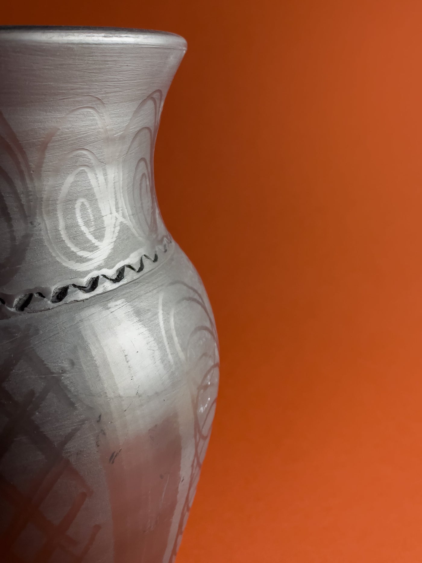 bocala-ceramica-neagra-marginea-lucrata-manual-motiv-spirale-si-hasuri-2