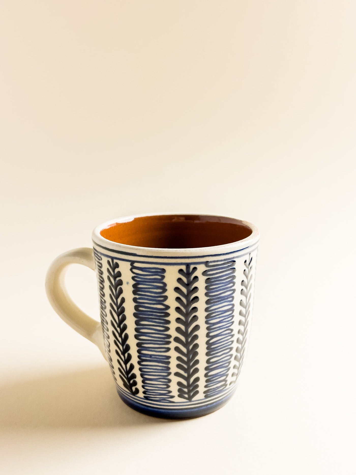 cana-medie-ceramica-corund-lucrata-manual-motiv-spice-de-grau-alb-albastru-2