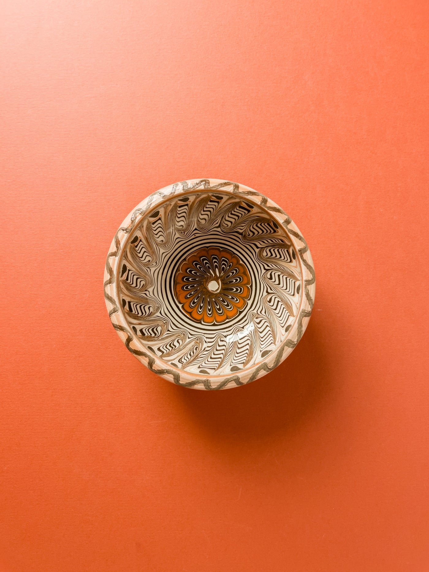 castron-10cm-ceramica-horezu-popa-floare-caramizie-pe-spirala-maro-zigzag-maro-1