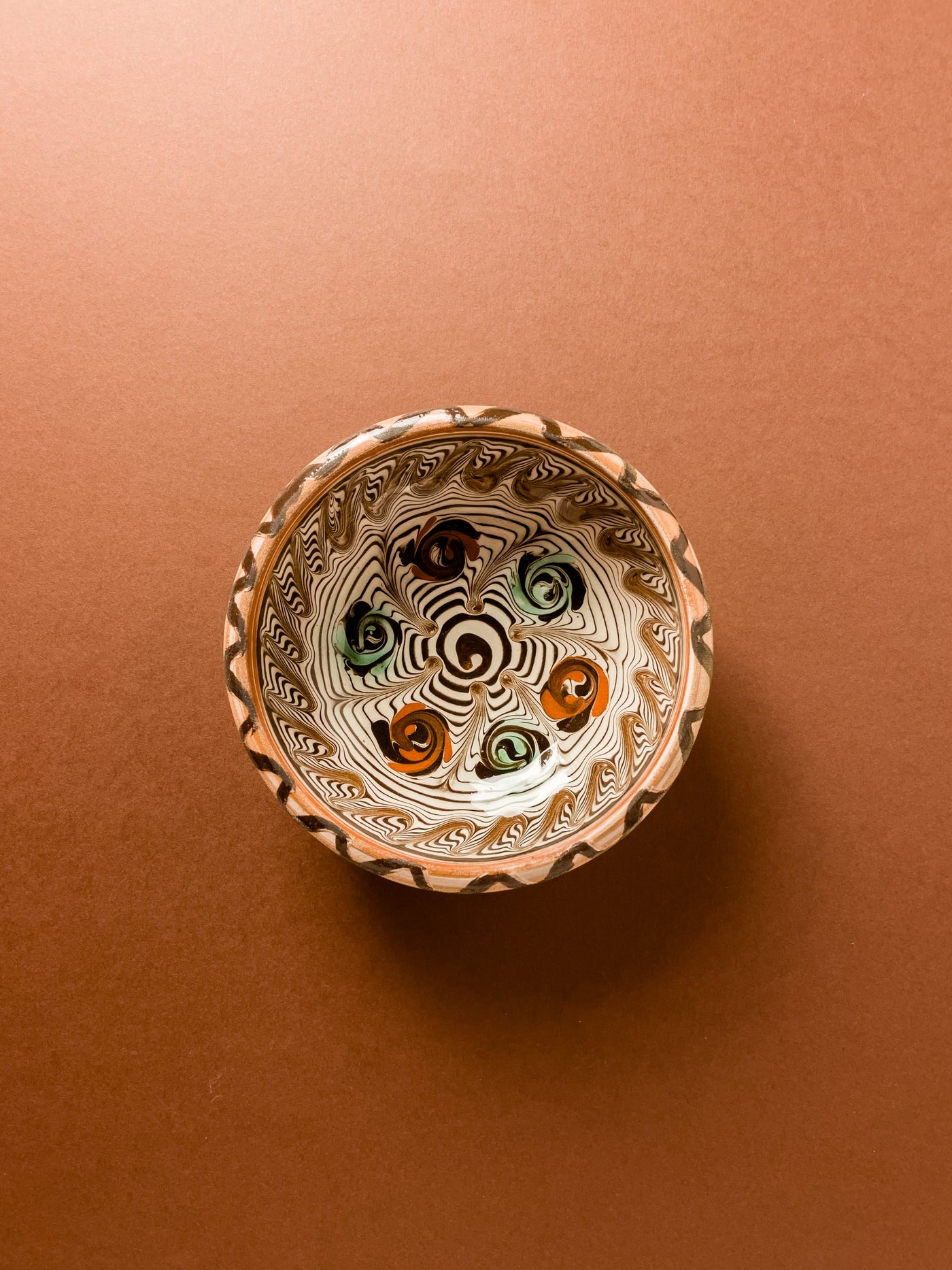 castron-10cm-ceramica-horezu-popa-floare-din-muguri-verde-caramiziu-pe-spirala-maro-1