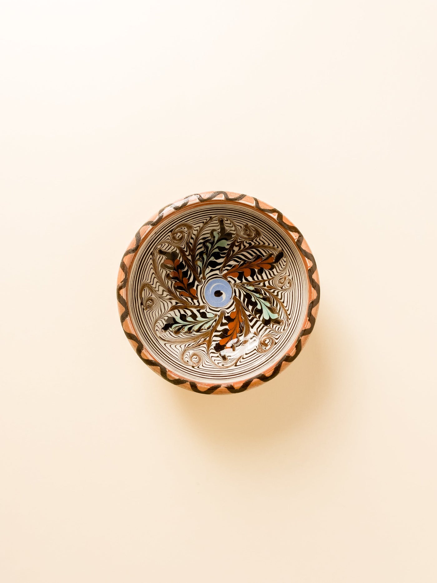 castron-10cm-ceramica-horezu-popa-floare-mijloc-bleu-petale-spice-verde-caramiziu-pe-spirala-maro-1