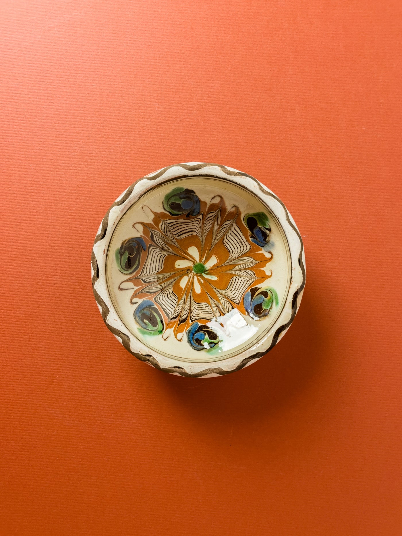 castron-10cm-ceramica-horezu-stefanescu-floare-caramizie-mijloc-verde-muguri-albastru-verde-1
