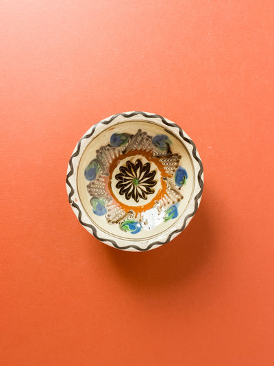 castron-10cm-ceramica-horezu-stefanescu-floare-maro-mijloc-verde-stea-zigzag-maro-muguri-albastru-verde-1
