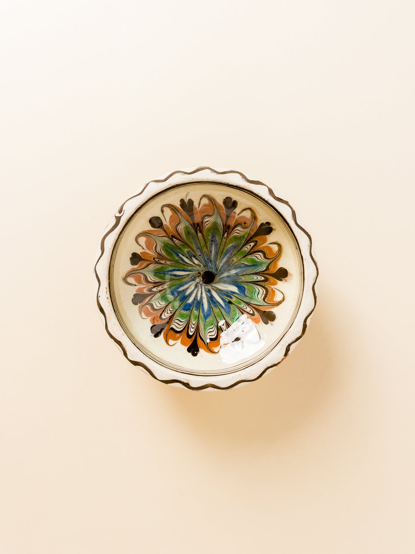 castron-10cm-ceramica-horezu-stefanescu-floare-verde-albastru-mijloc-maro-inimi-maro-fond-bej-1