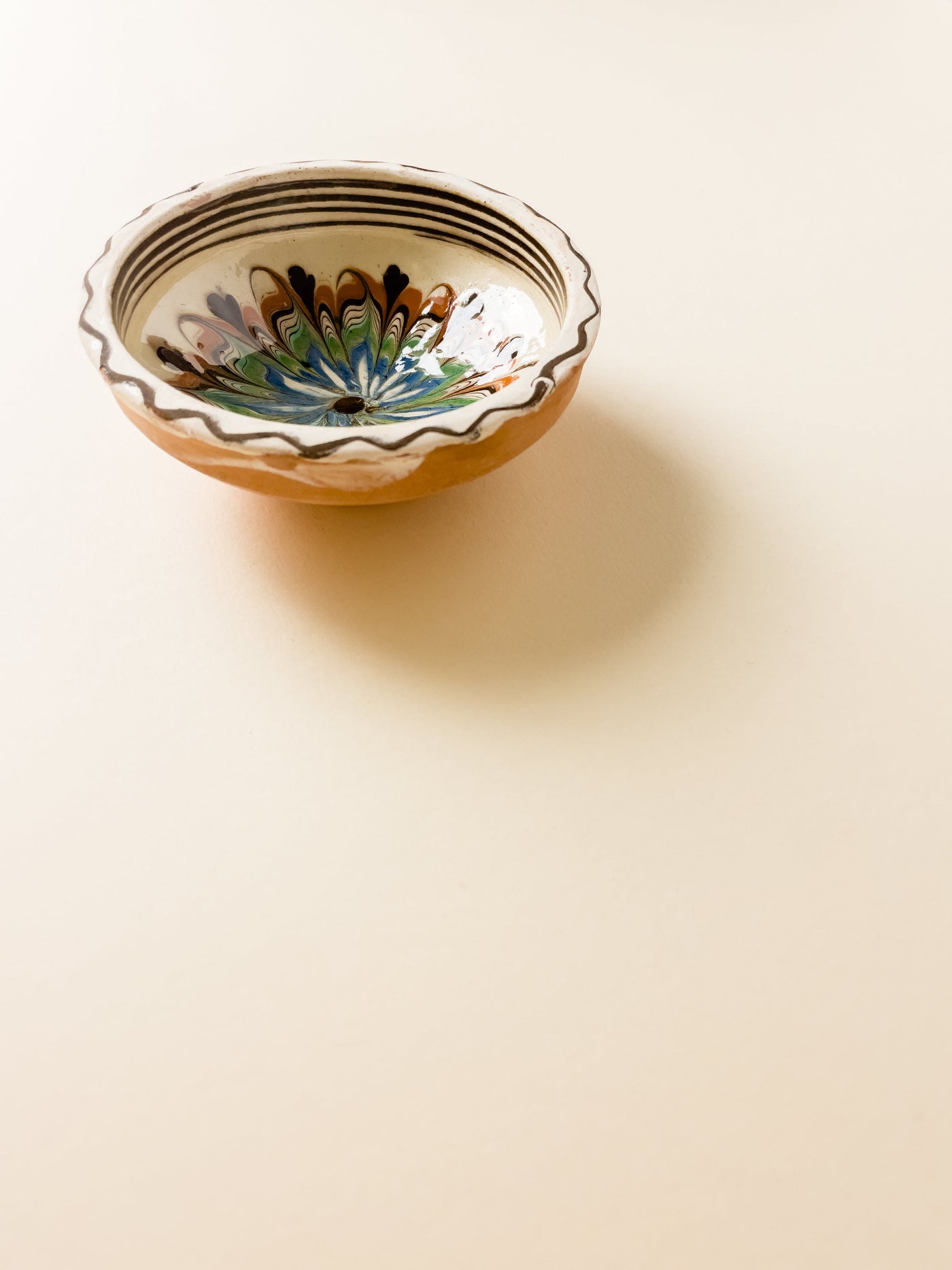 castron-10cm-ceramica-horezu-stefanescu-floare-verde-albastru-mijloc-maro-inimi-maro-fond-bej-2