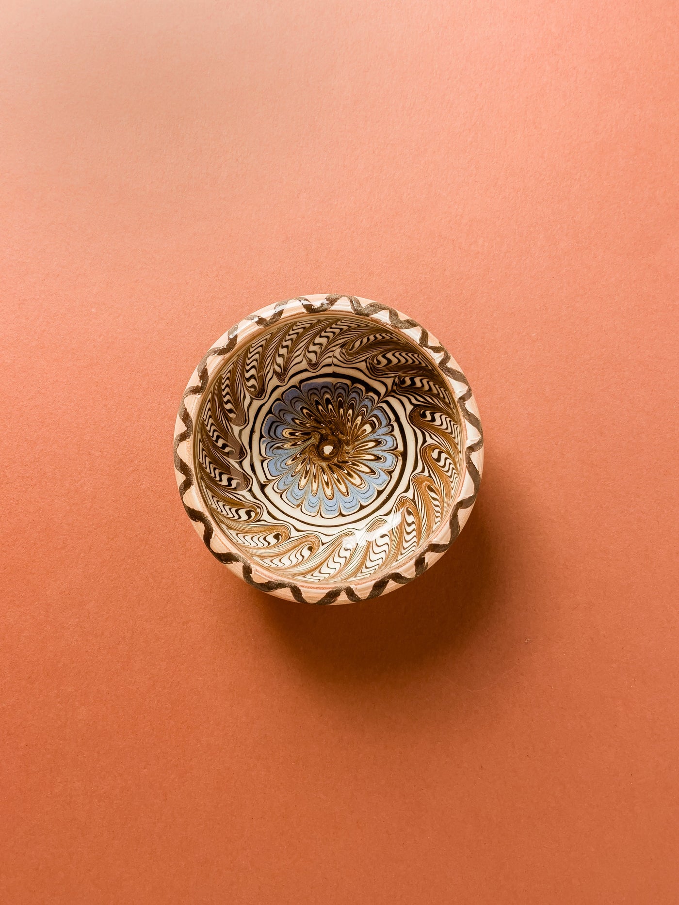 castron-9cm-ceramica-horezu-popa-mijloc-floare-albastra-contur-zigzag-maro-1