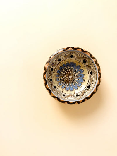 castron-9cm-ceramica-horezu-popa-mijloc-floare-albastru-galben-margine-colturi-puncte-negre-2