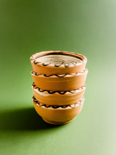 castron-9cm-ceramica-horezu-popa-paun-ascutit-maro-fond-verde-puncte-verzi-2