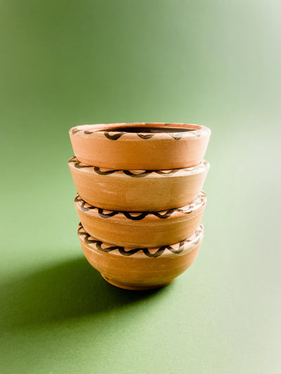 castron-9cm-ceramica-horezu-popa-paun-rotund-verzui-coroana-paun-albastru-puncte-negre-3