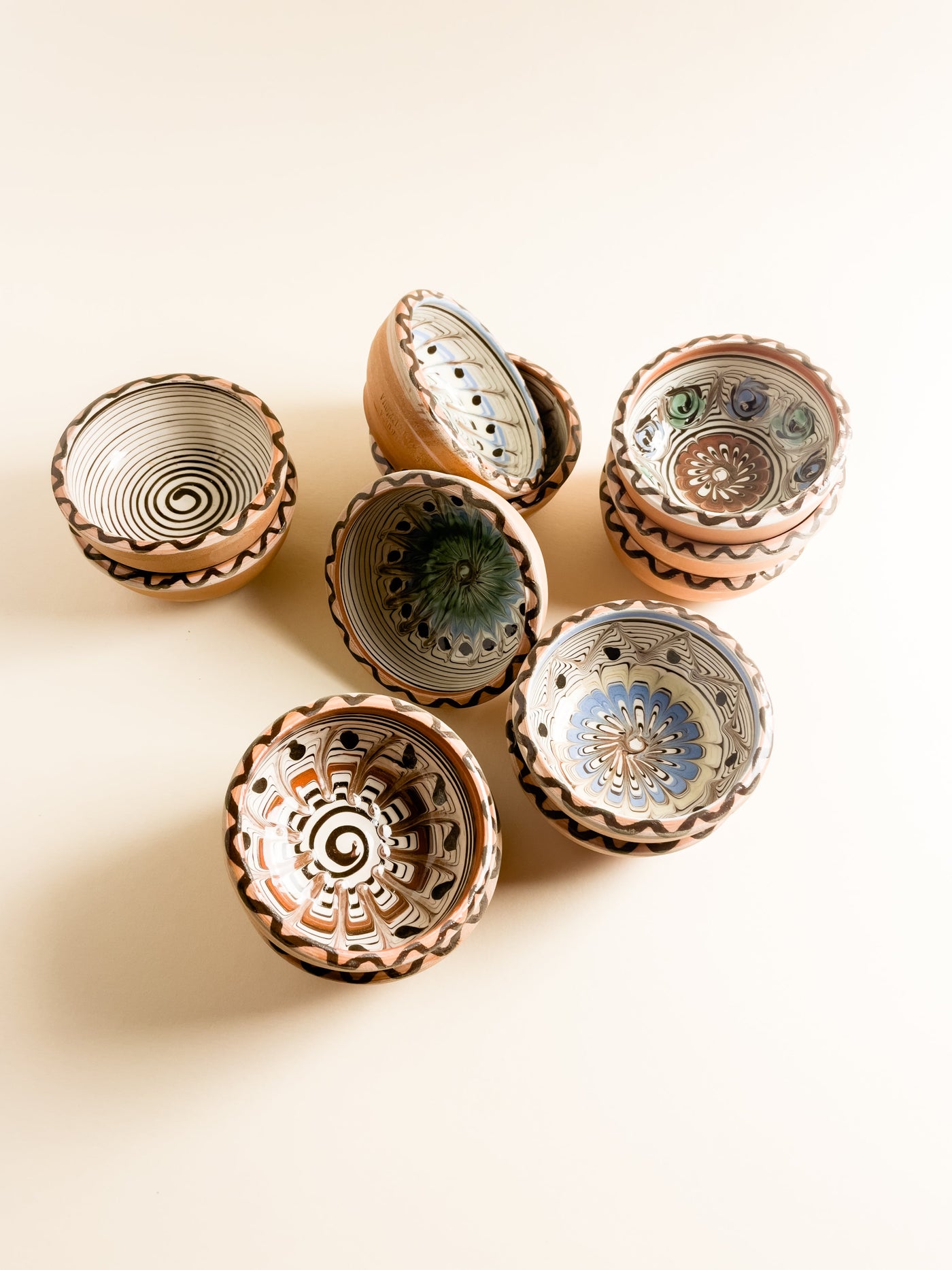 castron-9cm-ceramica-horezu-popa-spirala-maro-centru-paun-rotund-maro-puncte-maro-1