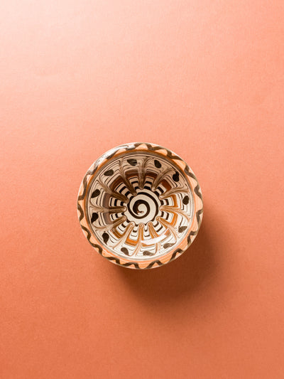 castron-9cm-ceramica-horezu-popa-spirala-maro-centru-paun-rotund-maro-puncte-maro-3