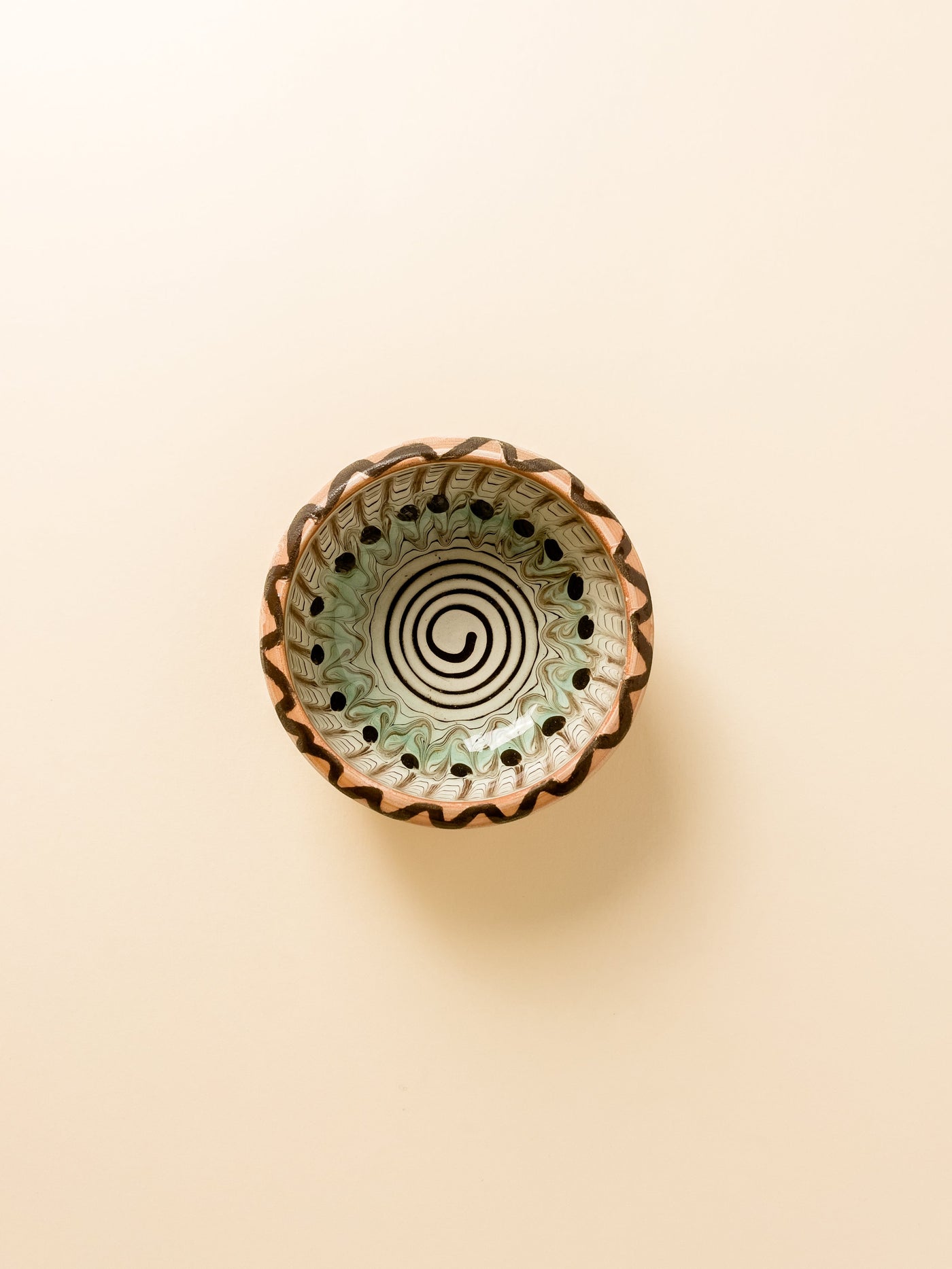 castron-9cm-ceramica-horezu-popa-spirala-maro-centru-zigzag-verde-puncte-maro-1