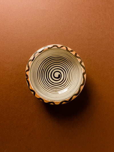 castron-9cm-ceramica-horezu-popa-spirala-maro-simpla-fond-bej-1