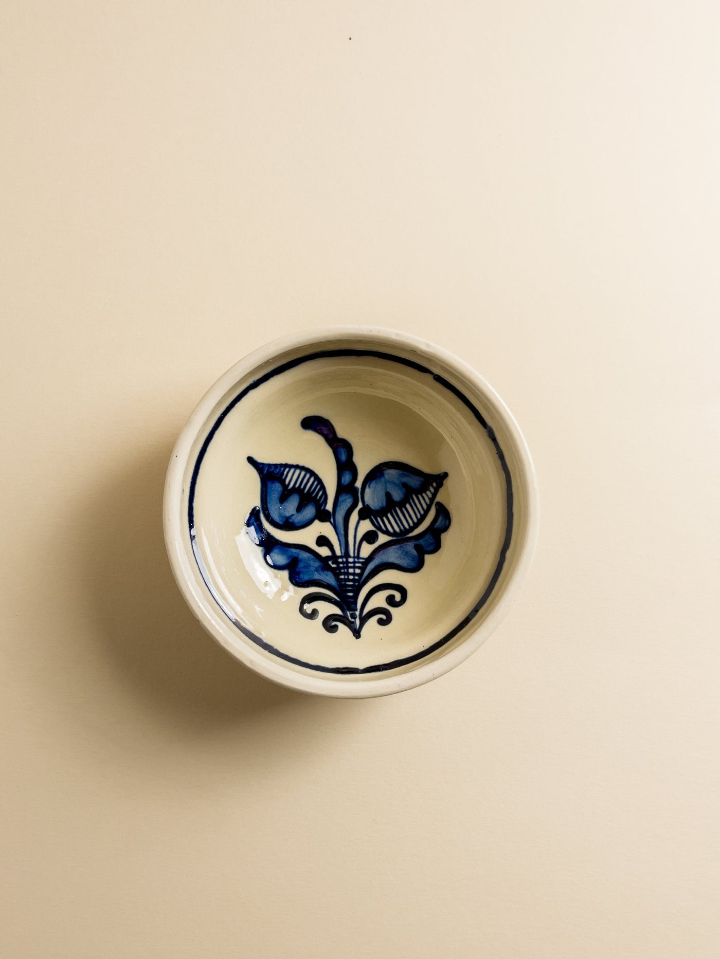 castron-mic-aperitiv-ceramica-corund-lucrata-manual-motiv-floral-boboci-alb-albastru-1