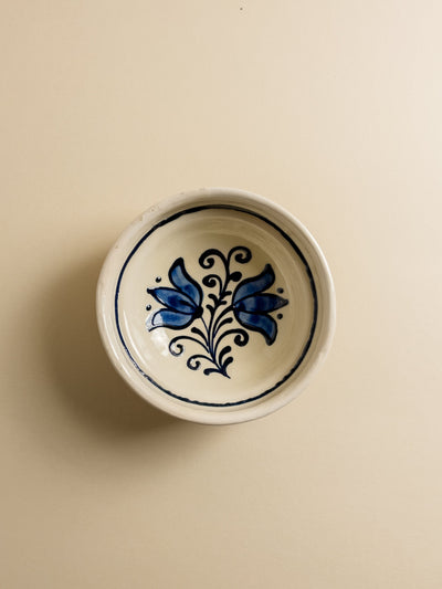 castron-mic-aperitiv-ceramica-corund-lucrata-manual-motiv-floral-lalele-alb-albastru-1