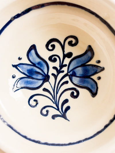 castron-mic-aperitiv-ceramica-corund-lucrata-manual-motiv-floral-lalele-alb-albastru-2