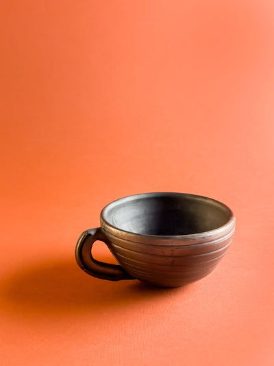 ceasca-ceramica-neagra-marginea-lucrata-manual-motiv-geometric-linii-orizontale-1