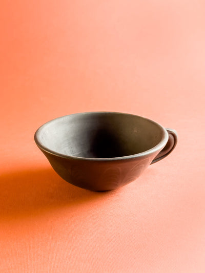 ceasca-ceramica-neagra-marginea-lucrata-manual-motiv-geometric-spirale-1