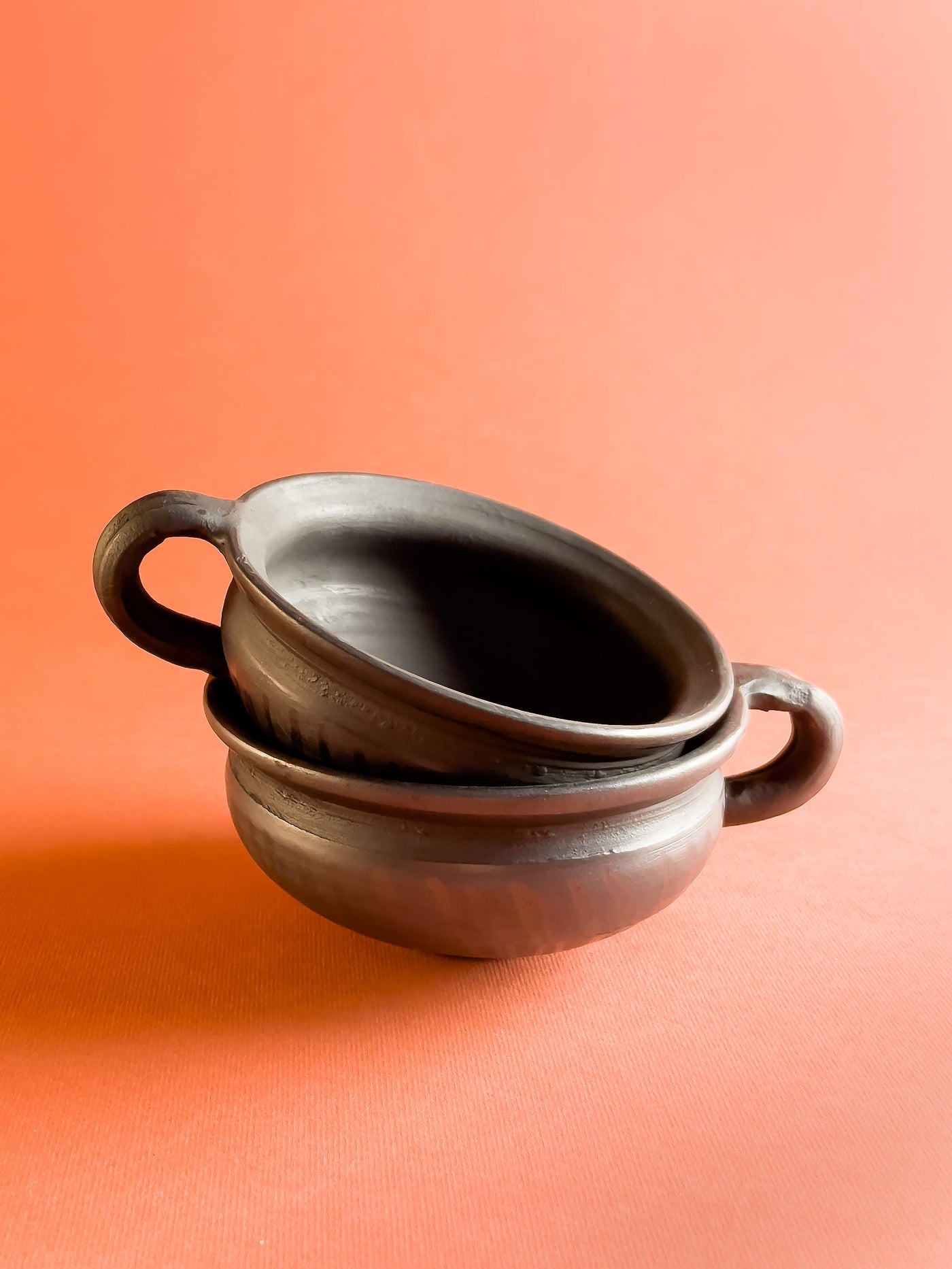 ceasca-ceramica-neagra-marginea-lucrata-manual-motiv-geometric-zig-zag-gat-ingustat-1