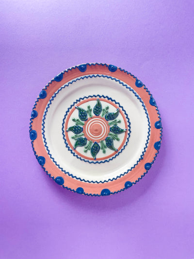 ceramica-baia-mare-liliana-ghilvacs-farfurie-22cm-floare-roz-margine-roz-puncte-albastre-1