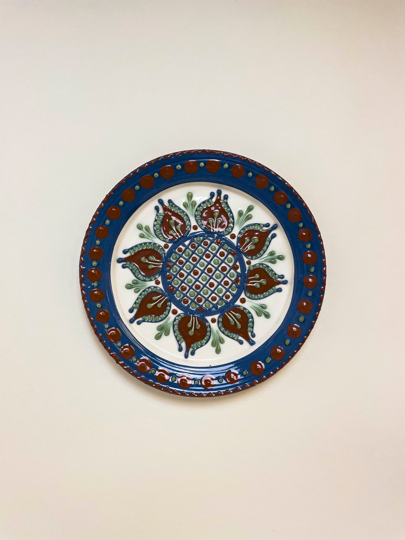 ceramica-baia-mare-liliana-ghilvacs-farfurie-22cm-floarea-soarelui-margine-albastra-1