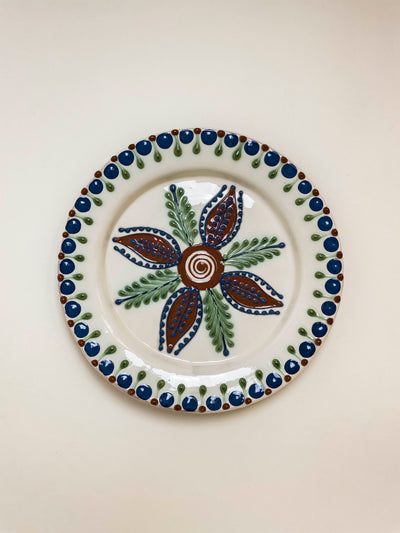 ceramica-baia-mare-liliana-ghilvacs-farfurie-24cm-floare-maro-brad-margine-puncte-albastre-1