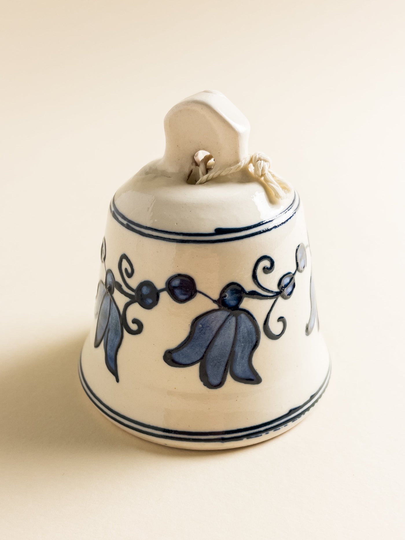 clopotel-ceramica-corund-lucrat-manual-motiv-floral-lalele-alb-albastru-1