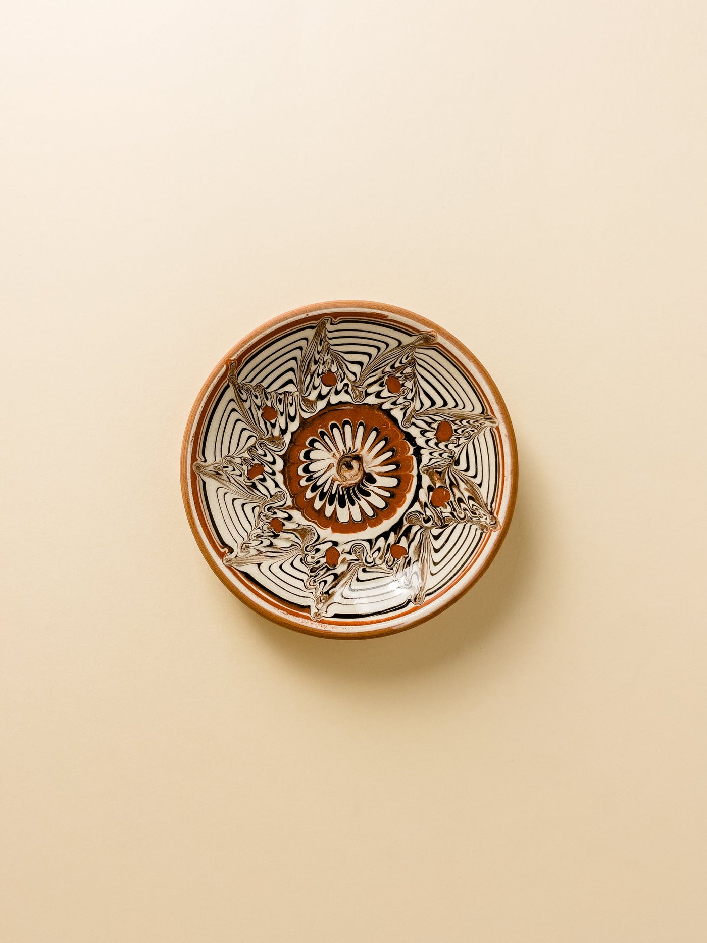 farfurie-10cm-ceramica-horezu-popa-floare-caramizie-centru-stea-colturi-puncte-caramiziu-1