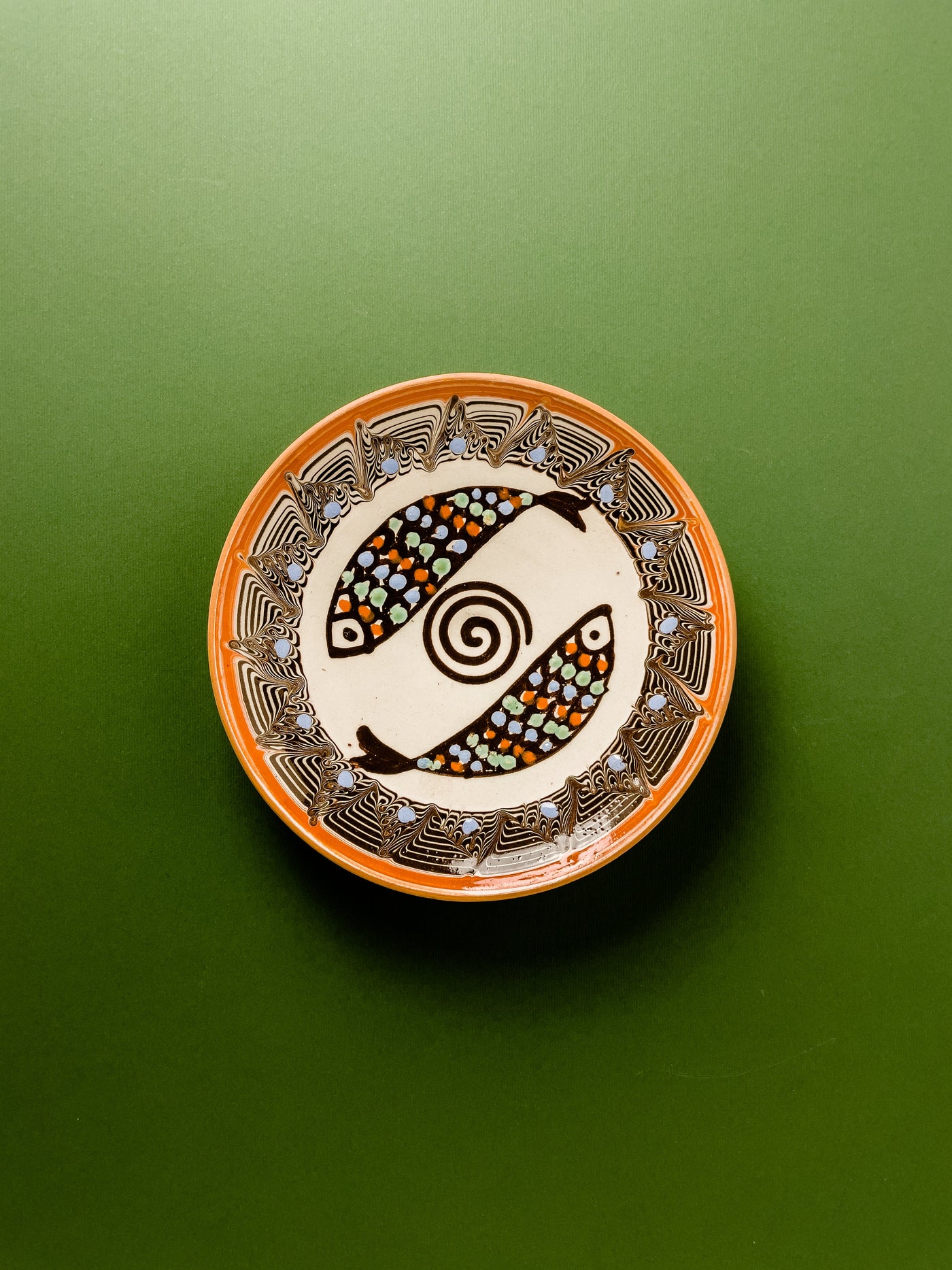 farfurie-15cm-ceramica-horezu-popa-pesti-spirala-contur-zigzag-puncte-albastre-1