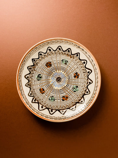 farfurie-20cm-ceramica-horezu-popa-floare-albastra-centru-spirala-muguri-coronita-maro-puncte-maro-1