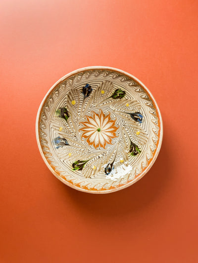 farfurie-20cm-ceramica-horezu-stefanescu-floare-caramizie-mijloc-morisca-muguri-puncte-galbene-1