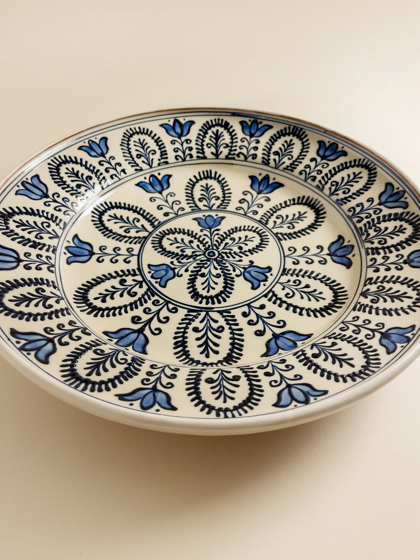 farfurie-cina-ceramica-corund-lucrata-manual-motiv-floral-dantelat-petale-alb-albastru-3