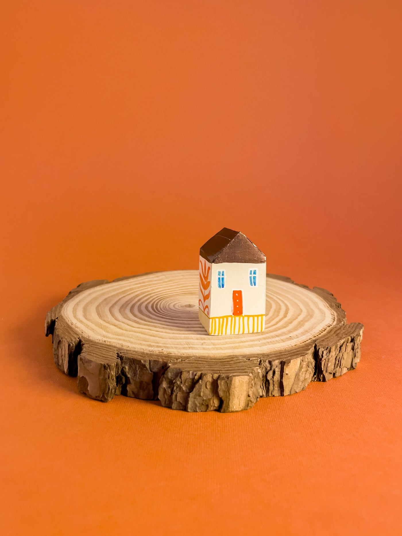 little-houses-raluca-tinca-decoratiune-casuta-din-ceramica-lucrata-manual-alba-acoperis-maro-gard-portocaliu-1