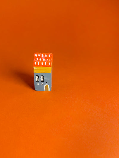 little-houses-raluca-tinca-decoratiune-casuta-din-ceramica-lucrata-manual-albastra-acoperis-portocaliu-cu-auriu-1
