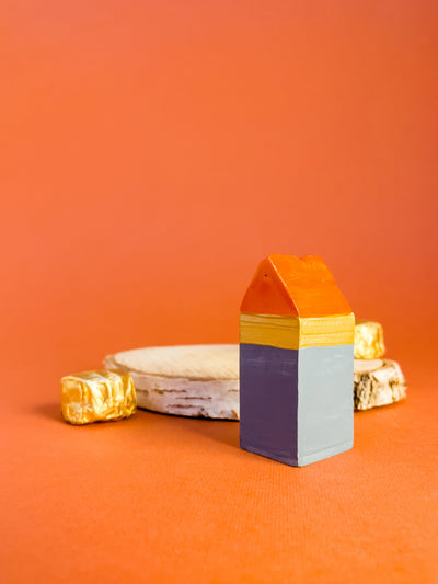 little-houses-raluca-tinca-decoratiune-casuta-din-ceramica-lucrata-manual-albastra-acoperis-portocaliu-cu-auriu-3