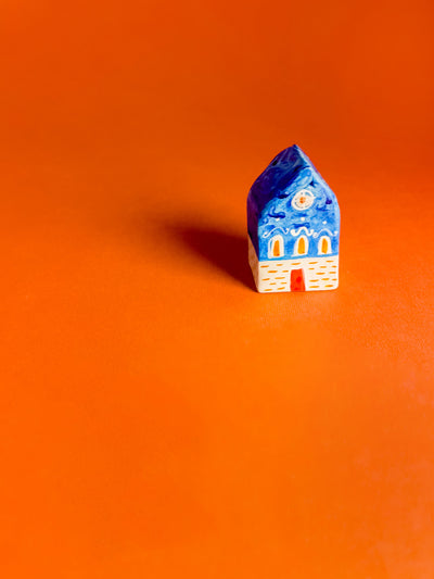 little-houses-raluca-tinca-decoratiune-casuta-din-ceramica-lucrata-manual-albastra-cu-parter-alb-usa-rosie-3