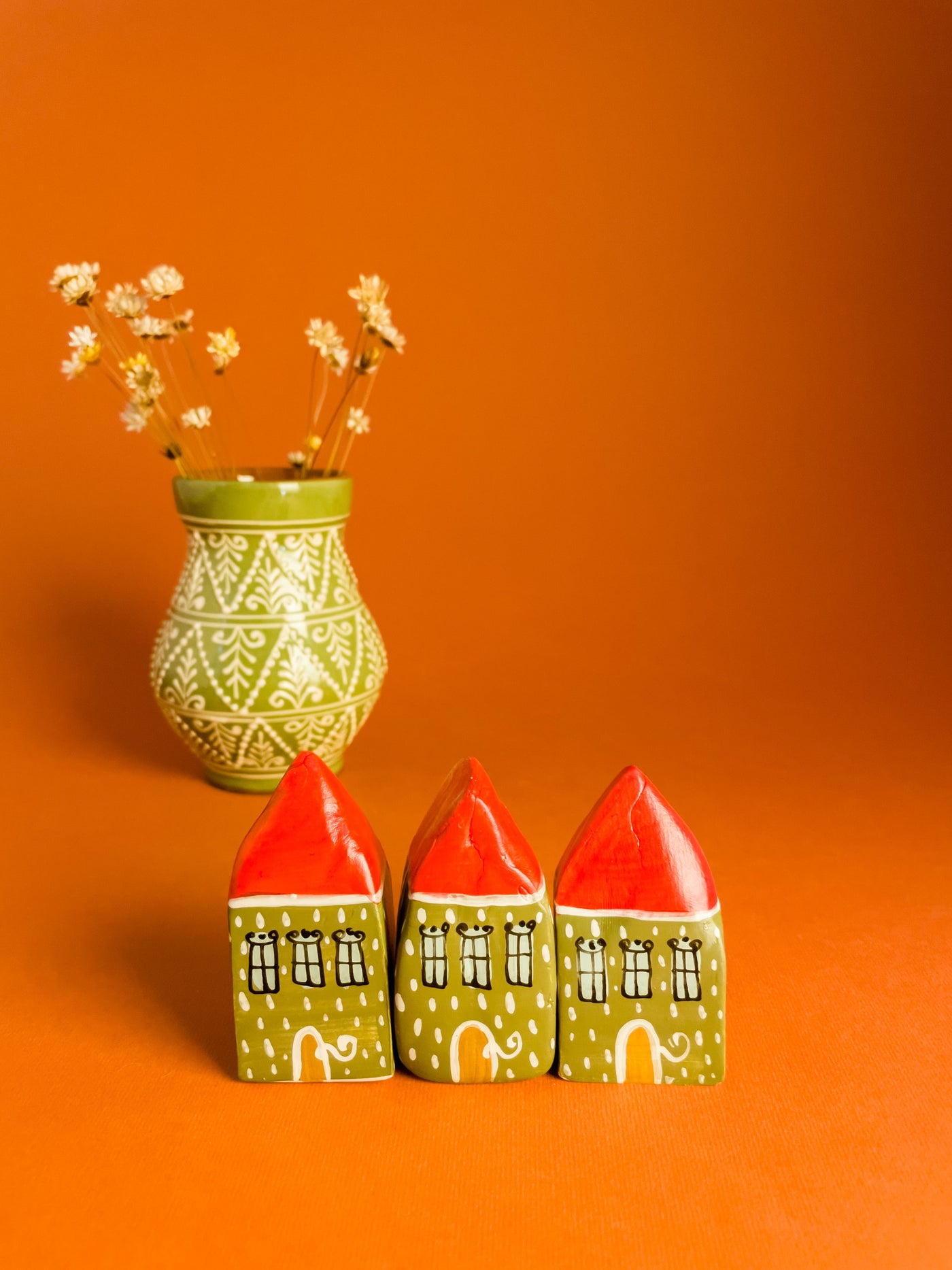 little-houses-raluca-tinca-decoratiune-casuta-din-ceramica-lucrata-manual-verde-cu-puncte-albe-cu-acoperis-rosu-1
