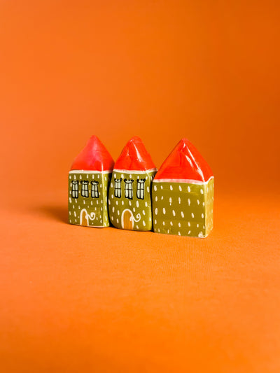 little-houses-raluca-tinca-decoratiune-casuta-din-ceramica-lucrata-manual-verde-cu-puncte-albe-cu-acoperis-rosu-2