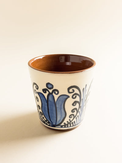 pahar-cafea-ceramica-corund-lucrat-manual-motiv-floral-lalea-sectiune-punct-alb-albastru-1