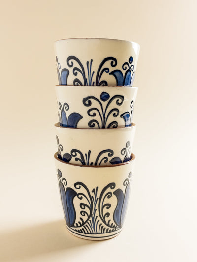 pahar-cafea-ceramica-corund-lucrat-manual-motiv-floral-lalea-sectiune-punct-alb-albastru-2