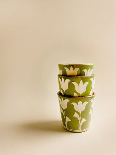 pahar-cafea-ceramica-corund-lucrat-manual-motiv-floral-lalele-intregi-alb-verde-1