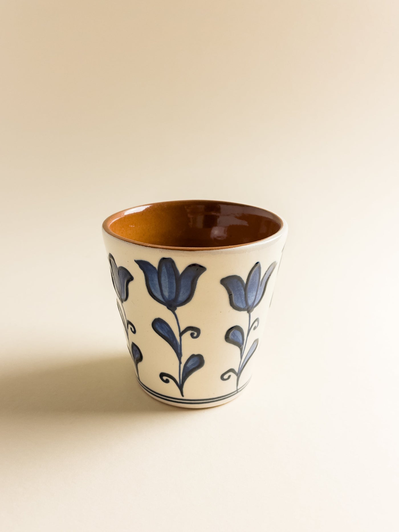 pahar-cafea-ceramica-corund-lucrat-manual-motiv-floral-lalele-intregi-decorativ-1