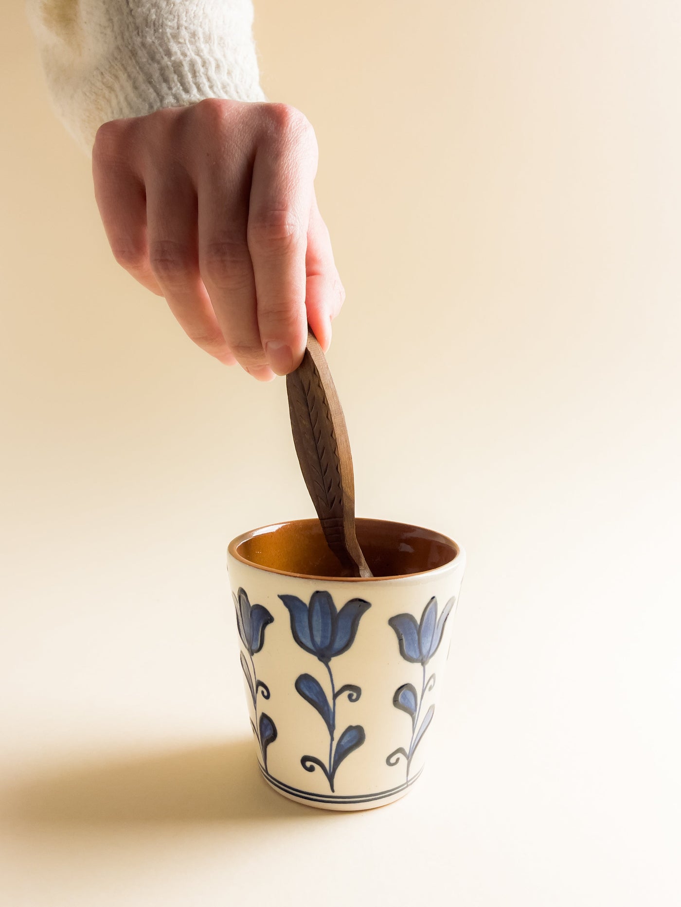 pahar-cafea-ceramica-corund-lucrat-manual-motiv-floral-lalele-intregi-decorativ-2