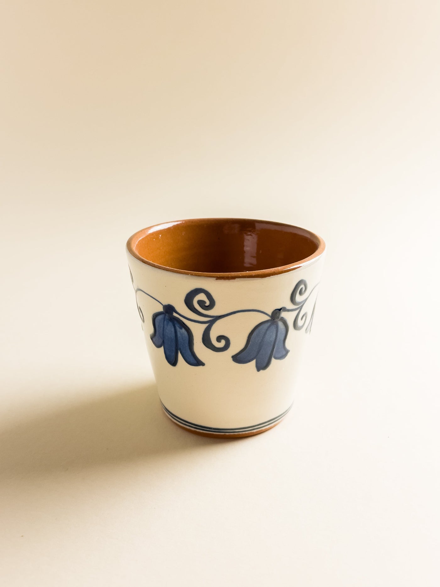 pahar-cafea-ceramica-corund-lucrat-manual-motiv-floral-lalele-lastar-alb-albastru-1