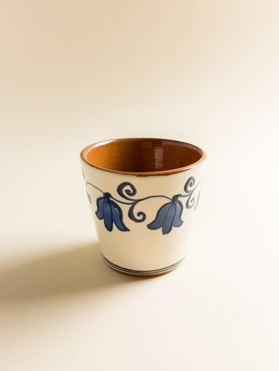 pahar-cafea-ceramica-corund-lucrat-manual-motiv-floral-lalele-lastar-alb-albastru-1