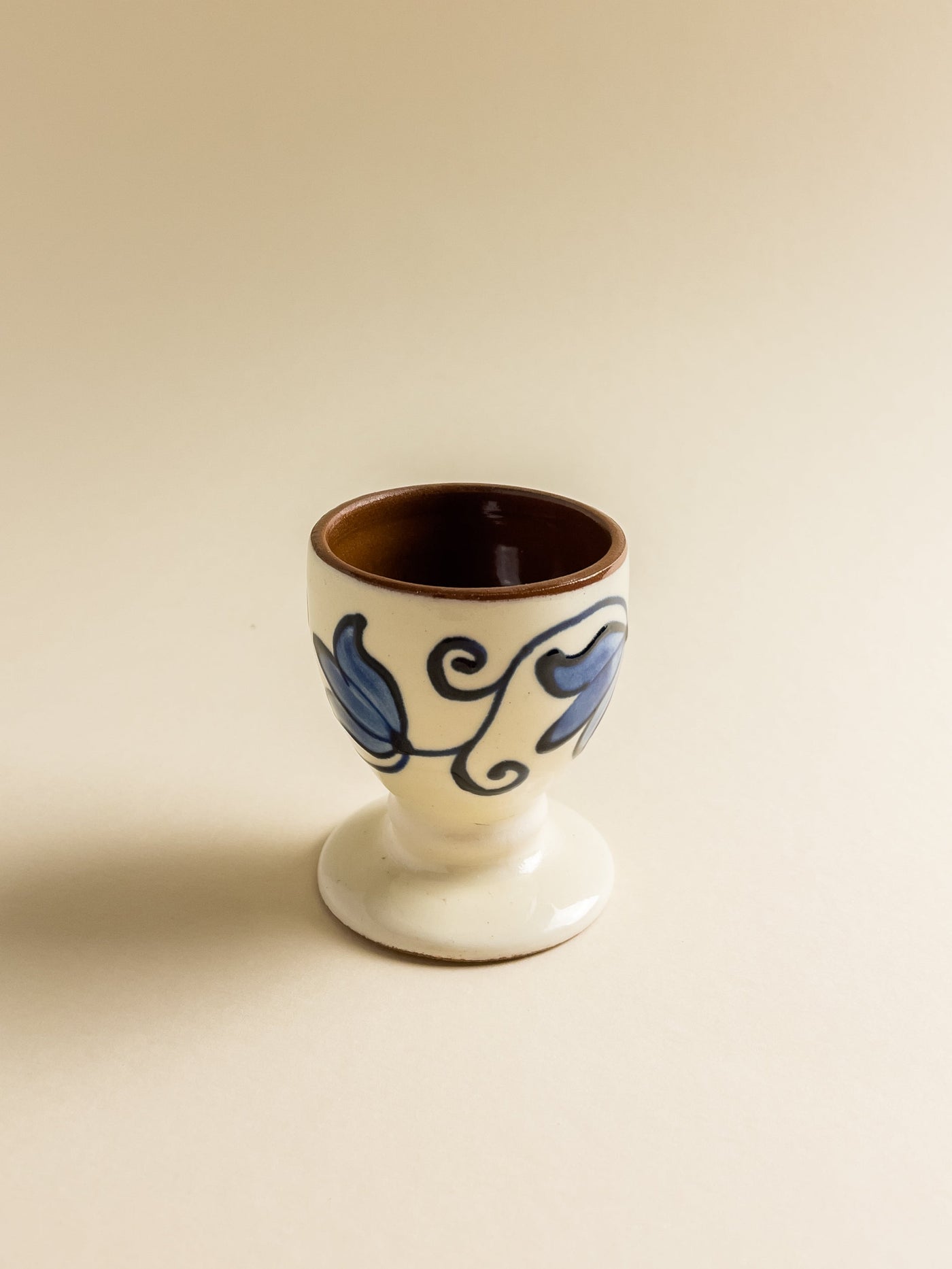 suport-ou-fiert-ceramica-corund-lucrat-manual-motiv-floral-lalele-alb-albastru-2