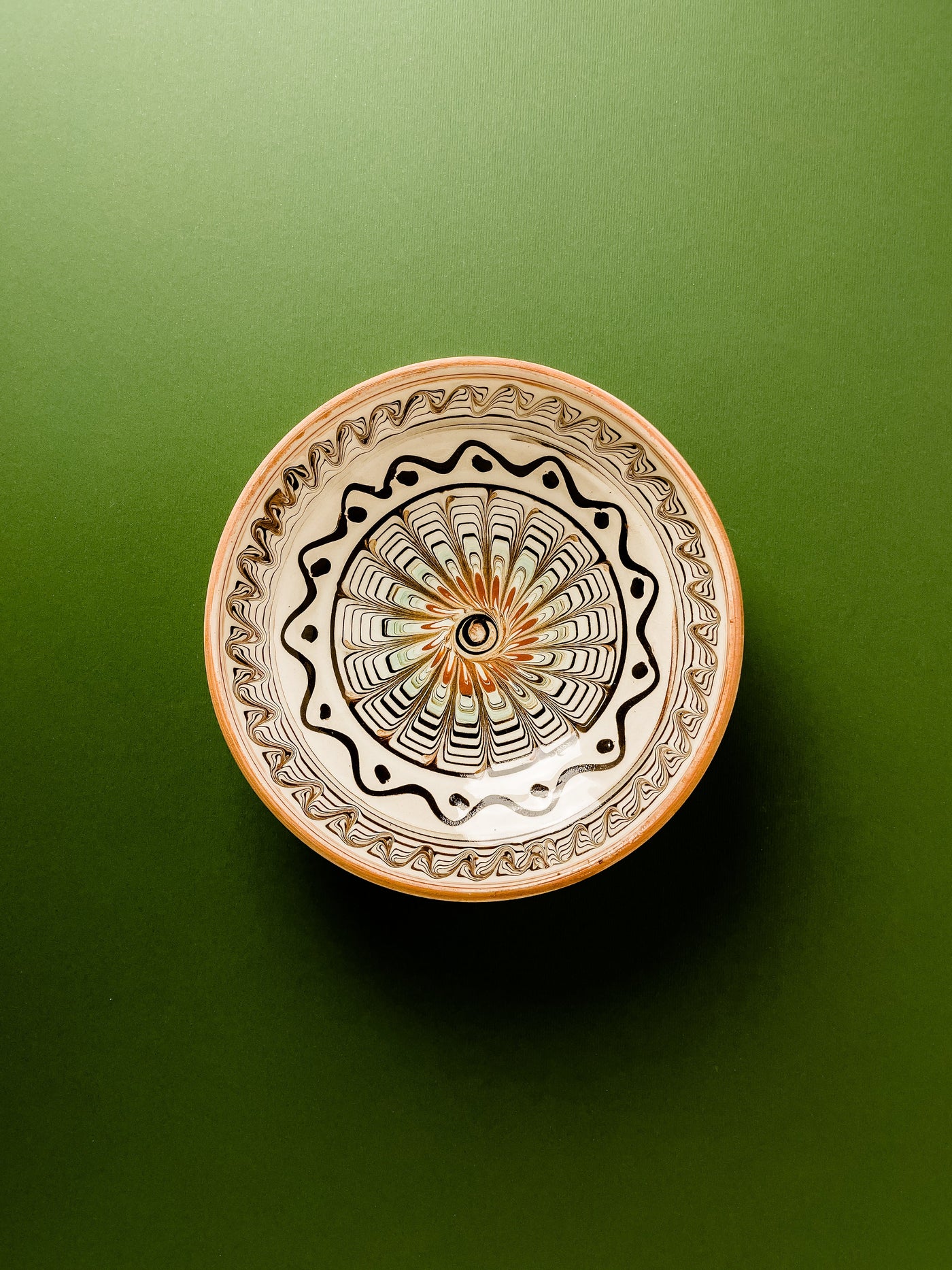 taier-13cm-ceramica-horezu-popa-floare-caramizie-mica-centru-coronita-maro-puncte-maro-1